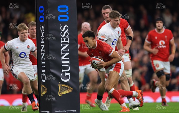 150325 Wales v England, Guinness Mens Six Nations - Ben Thomas of Wales races in to score try