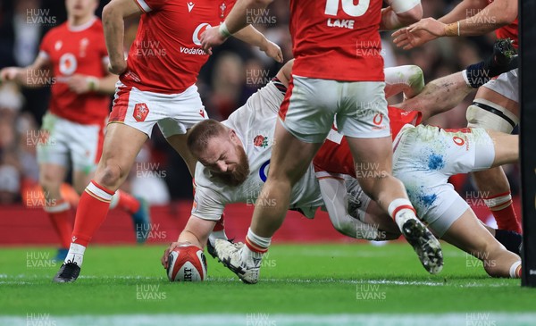 150325 Wales v England, Guinness Mens Six Nations - Joe Hayes of England dives in to score try