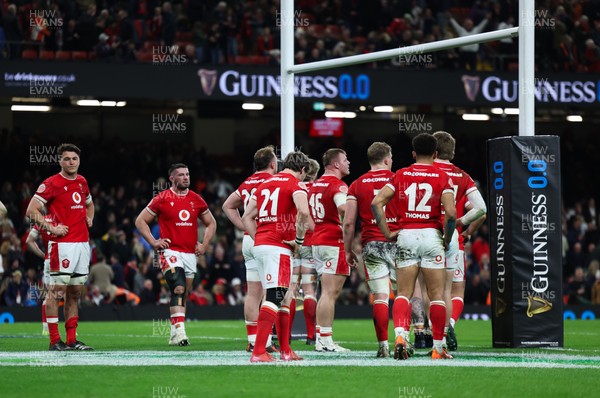 150325 Wales v England, Guinness Mens Six Nations - Wales regroup after conceding the final try