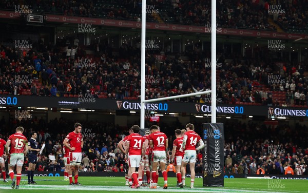 150325 Wales v England, Guinness Mens Six Nations - Wales regroup after conceding the final try