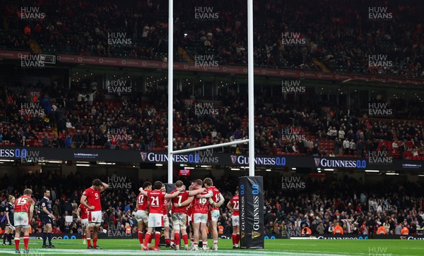 150325 Wales v England, Guinness Mens Six Nations - Wales regroup after conceding the final try