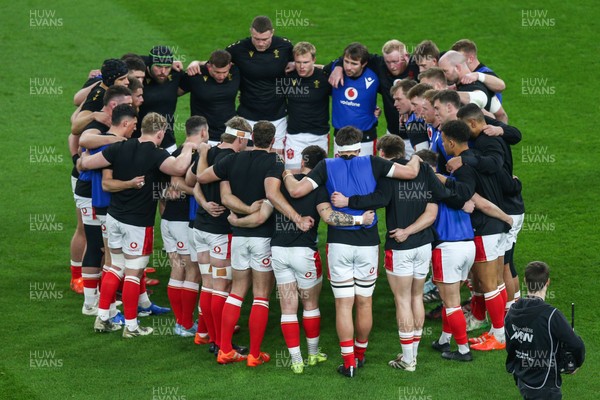 150325 - Wales v England - Guinness Six Nations - Wales huddle before the match