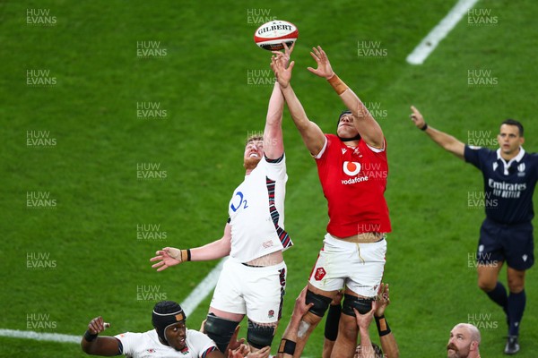 150325 - Wales v England - Guinness Six Nations - Dafydd Jenkins of Wales and Ollie Chessum of England compete in a lineout