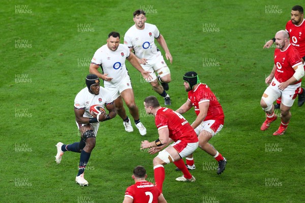 150325 - Wales v England - Guinness Six Nations - Maro Itoje of England runs at Will Rowlands of Wales