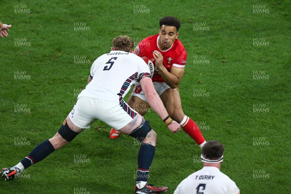 150325 - Wales v England - Guinness Six Nations - Ben Thomas of Wales takes on Ollie Chessum of England