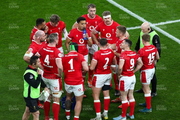 150325 - Wales v England - Guinness Six Nations - Wales huddle