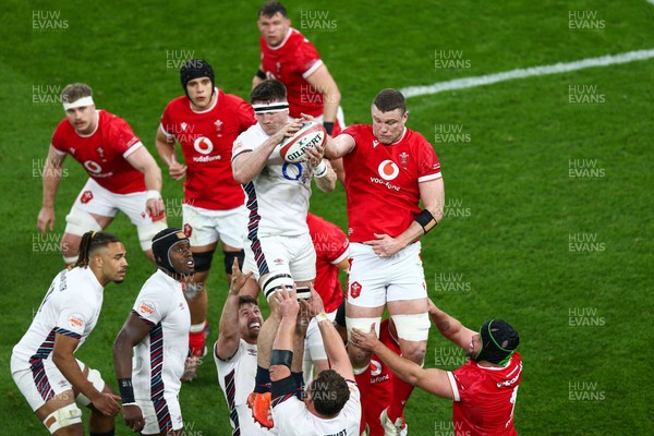 150325 - Wales v England - Guinness Six Nations - Tom Curry of England wins a lineout