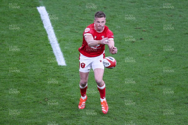 150325 - Wales v England - Guinness Six Nations - Gareth Anscombe of Wales passes the ball