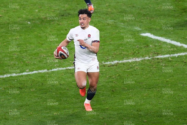 150325 - Wales v England - Guinness Six Nations - Marcus Smith of England runs from deep