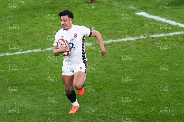 150325 - Wales v England - Guinness Six Nations - Marcus Smith of England runs from deep