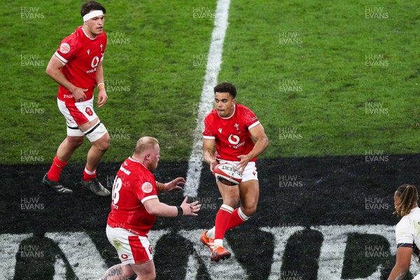 150325 - Wales v England - Guinness Six Nations - Ben Thomas of Wales passes the ball