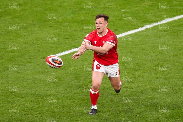 150325 - Wales v England - Guinness Six Nations - Jarrod Evans of Wales passes the ball