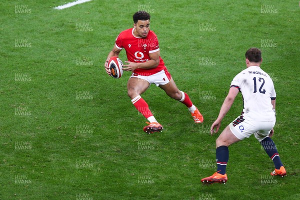 150325 - Wales v England - Guinness Six Nations - Ben Thomas of Wales takes on Fraser Dingwall of England