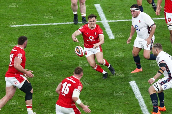 150325 - Wales v England - Guinness Six Nations - Jarrod Evans of Wales passes the ball