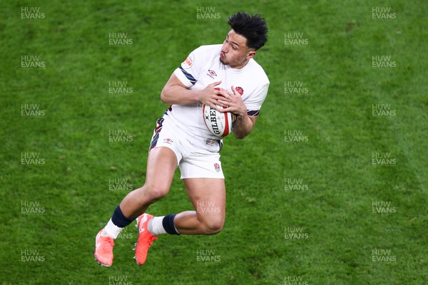 150325 - Wales v England - Guinness Six Nations - Marcus Smith of England takes a high ball