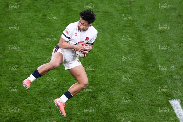 150325 - Wales v England - Guinness Six Nations - Marcus Smith of England takes a high ball