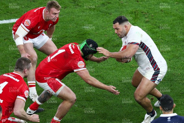 150325 - Wales v England - Guinness Six Nations - Ellis Genge of England takes on Nicky Smith of Wales