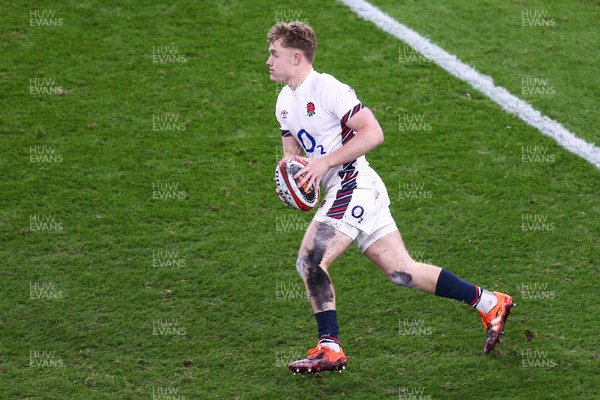 150325 - Wales v England - Guinness Six Nations - Fin Smith of England on the attack