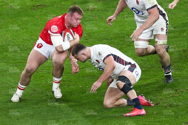 150325 - Wales v England - Guinness Six Nations - Dewi Lake of Wales is tackled by Ben Earl of England