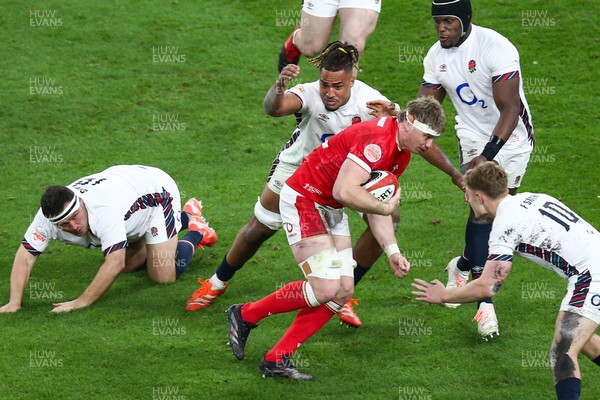 150325 - Wales v England - Guinness Six Nations - Aaron Wainwright of Wales on the charge