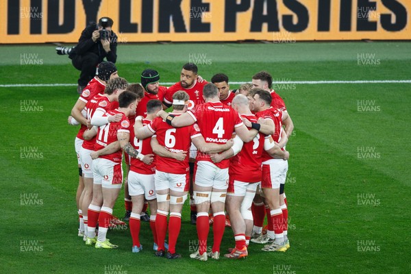 150325 - Wales v England - Guinness Six Nations - Wales huddle before the match