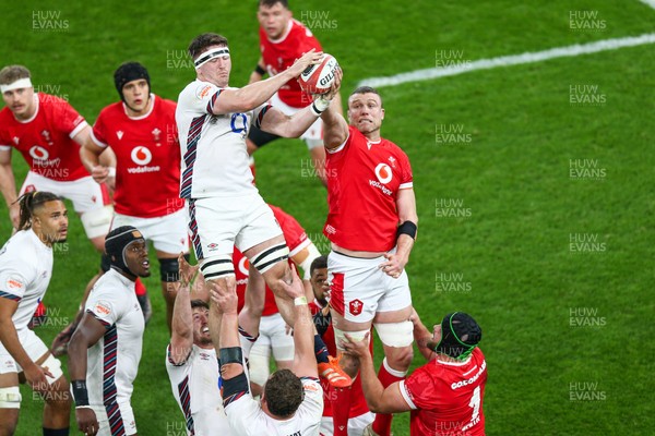 150325 - Wales v England - Guinness Six Nations - Tom Curry of England wins a lineout under pressure from Will Rowlands of Wales