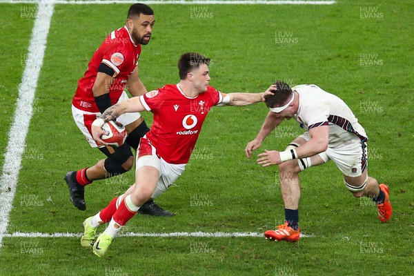 150325 - Wales v England - Guinness Six Nations - Joe Roberts of Wales hands off Tom Curry of England