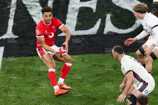 150325 - Wales v England - Guinness Six Nations - Ben Thomas of Wales passes the ball