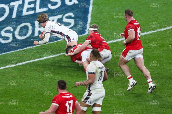 150325 - Wales v England - Guinness Six Nations - Henry Pollock of England scores his second try of the match