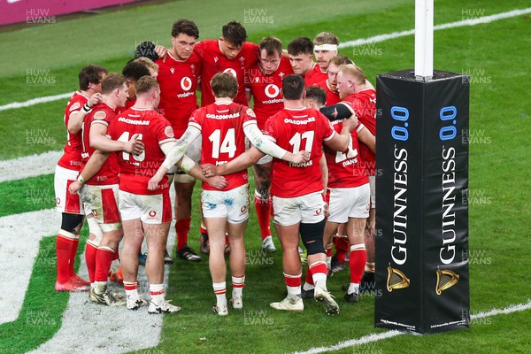 150325 - Wales v England - Guinness Six Nations - Wales huddle