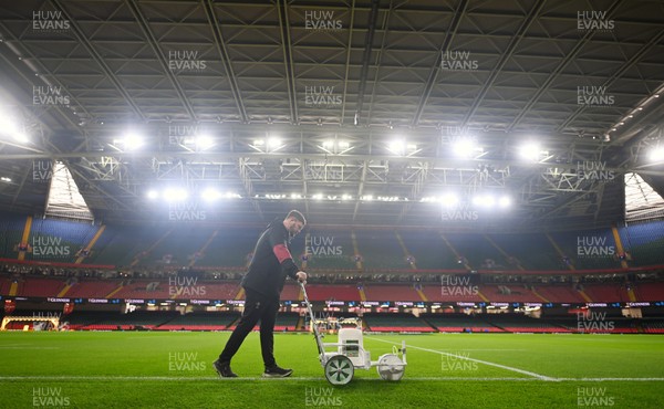 150325 - Wales v England - Guinness Six Nations - Groundstaff mark out the lines ahead of kick off 