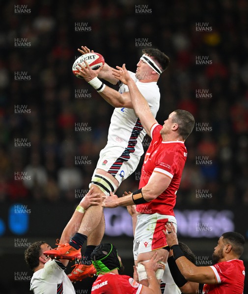 150325 - Wales v England - Guinness Six Nations - Tom Curry of England wins the line out ball ahead of Will Rowlands of Wales