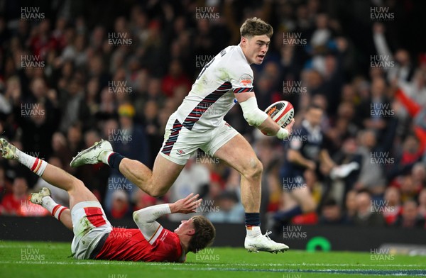 150325 - Wales v England - Guinness Six Nations - Tommy Freeman of England goes over to score their sides third try 