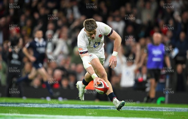 150325 - Wales v England - Guinness Six Nations - Tommy Freeman of England goes over to score their sides third try 