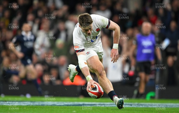 150325 - Wales v England - Guinness Six Nations - Tommy Freeman of England goes over to score their sides third try 