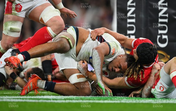 150325 - Wales v England - Guinness Six Nations - Chandler Cunningham-South of England goes over to score their sides fourth try