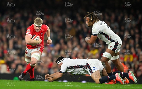 150325 - Wales v England - Guinness Six Nations - Aaron Wainwright of Wales looks to break past Jamie George and Chandler Cunningham-South of England