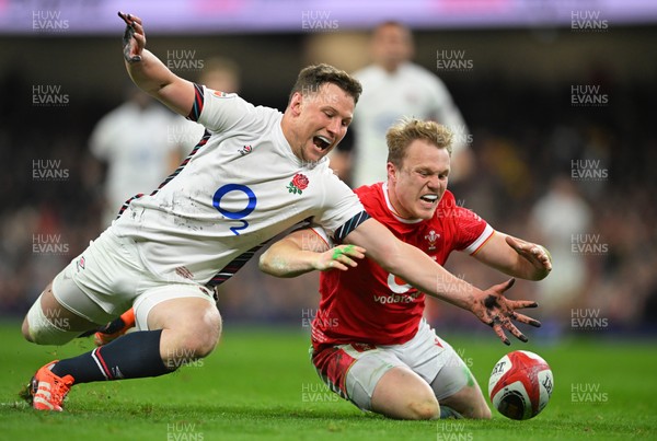 150325 - Wales v England - Guinness Six Nations - Blair Murray of Wales looks to gather the ball ahead of Fraser Dingwall of England