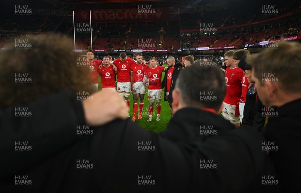 150325 - Wales v England - Guinness Six Nations - Players and Staff of Wales huddle