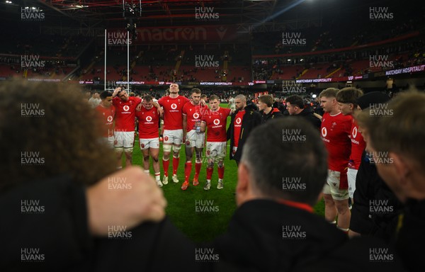 150325 - Wales v England - Guinness Six Nations - Players and Staff of Wales huddle