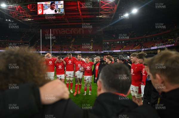 150325 - Wales v England - Guinness Six Nations - Players and Staff of Wales huddle