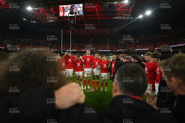 150325 - Wales v England - Guinness Six Nations - Wales team huddle