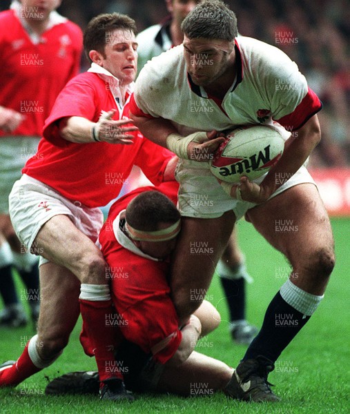 150397 - Wales v England - Five Nations - Simon Shaw of England can't be stopped by Jonathan Davies