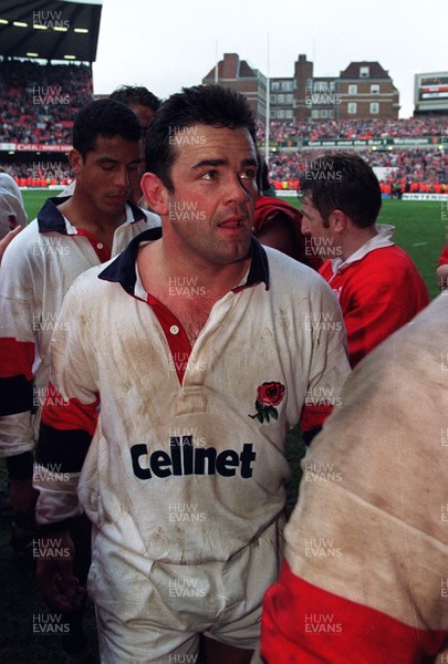 150397 - Wales v England - Five Nations - Will Carling leaves the field