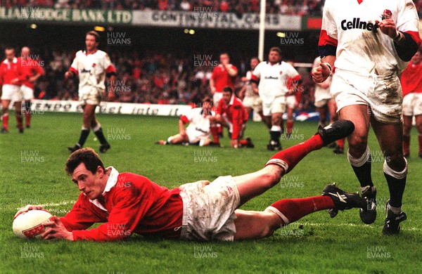 150397 - Wales v England - Five Nations - Rob Howley of Wales scores a try