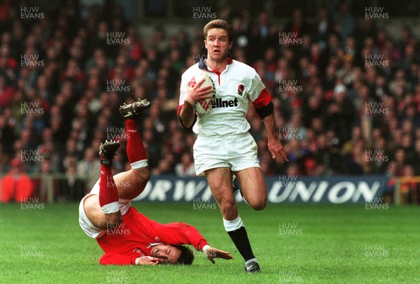 150397 - Wales v England - Five Nations - Phil De Glanville of England beats Nigel Davies