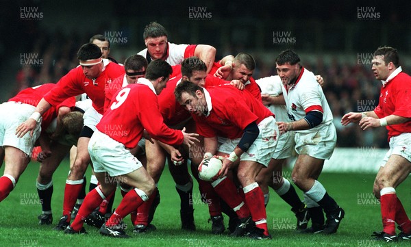 150397 - Wales v England - Five Nations - Scott Quinnell feeds the ball to Rob Howley