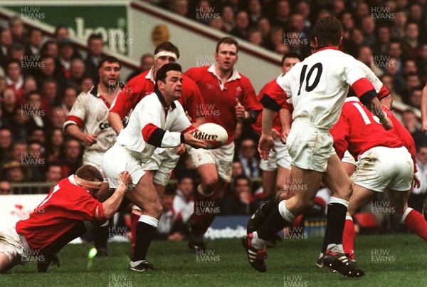 150397 - Wales v England - Five Nations - Will Carling gets the ball away