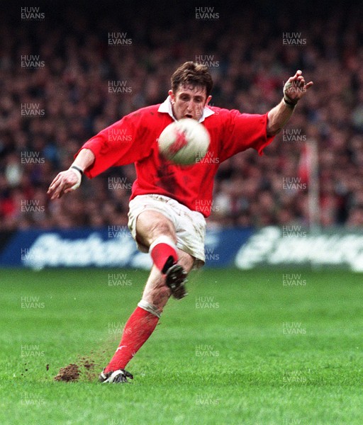 150397 - Wales v England - Five Nations - Jonathan Davies converts Wales' try