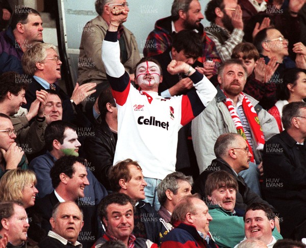 150397 - Wales v England - Five Nations - England fans celebrate